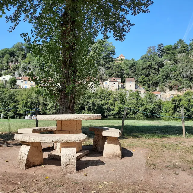 Table à l'aire camping-car Saint Cirq