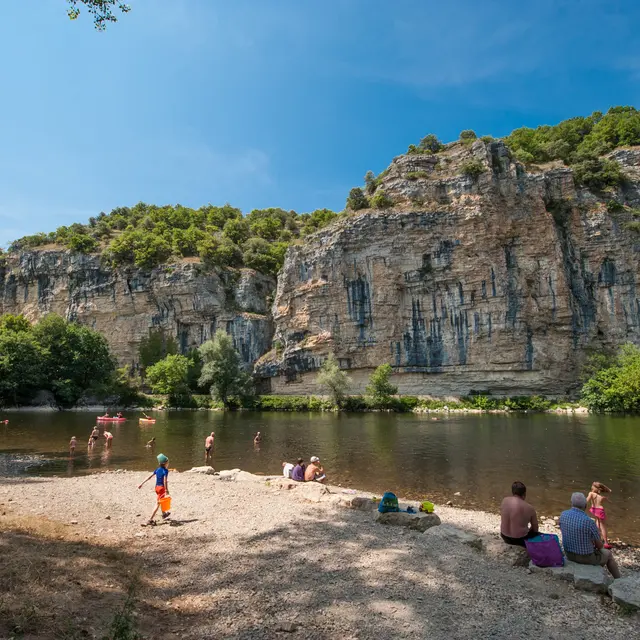 Baignade dans la Dordogne à Gluges_01 © Lot Tourisme - C. ORY