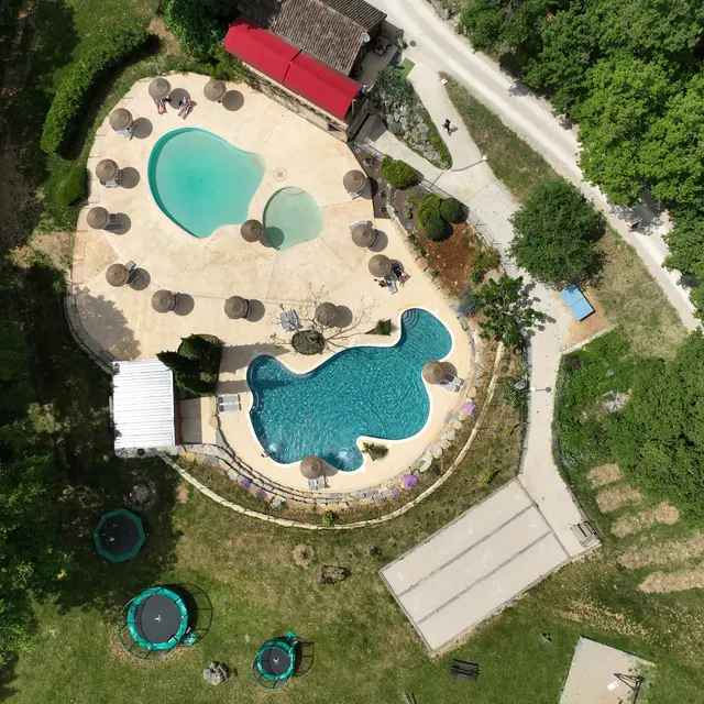 CAMPING LA TRUFFIERE 3 piscines 200 m2 de bassins chauffées avec balnéo et spa*