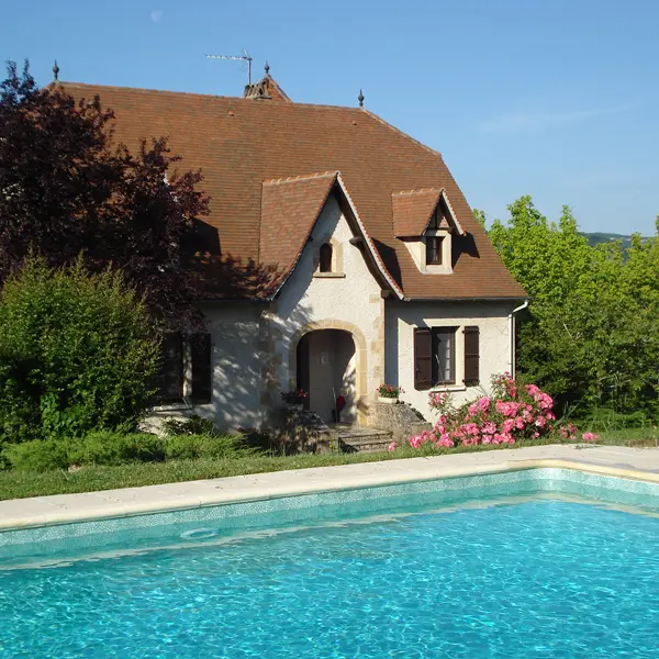 CH Les Faucons - maison et piscine