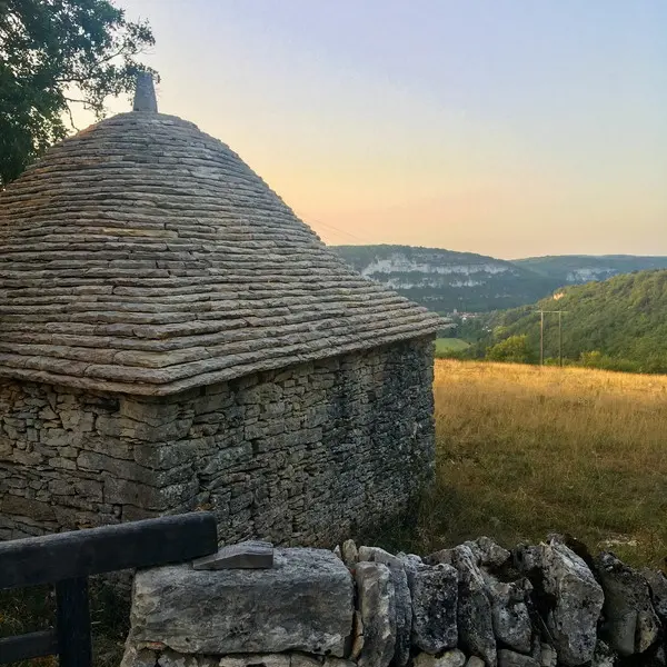 Cazelle et murets en pierre sur le causse de Marcilhac sur Cele