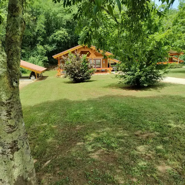 Chalet avec son allée et le jardin privatif
