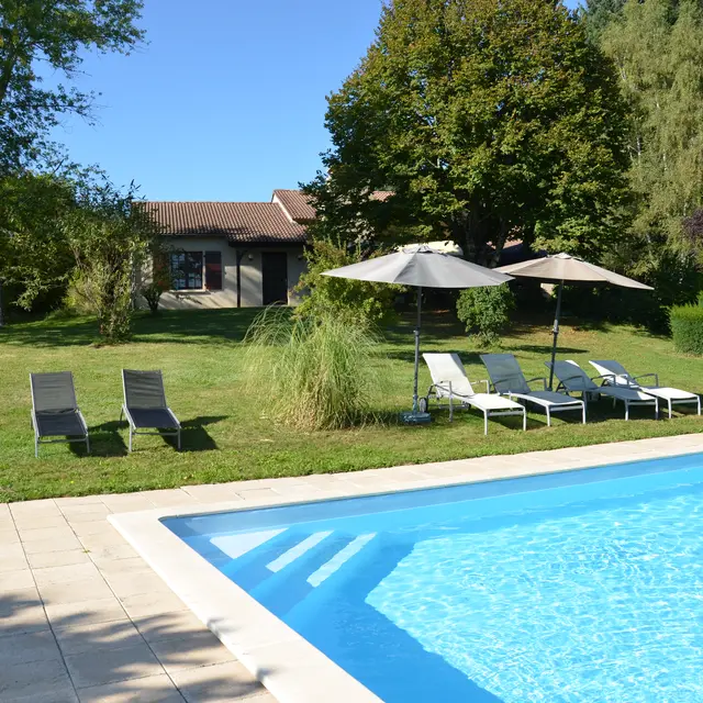 piscine et vu sur la maison