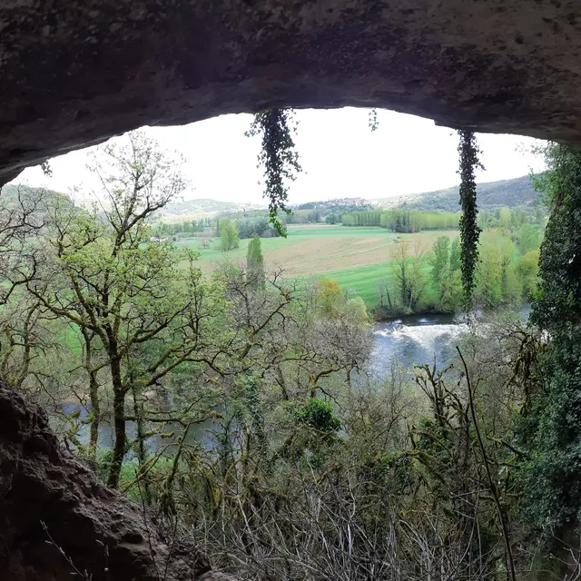 Dans les falaises de Cènevières, une grotte du causse s'ouvre sur la vallée du Lot