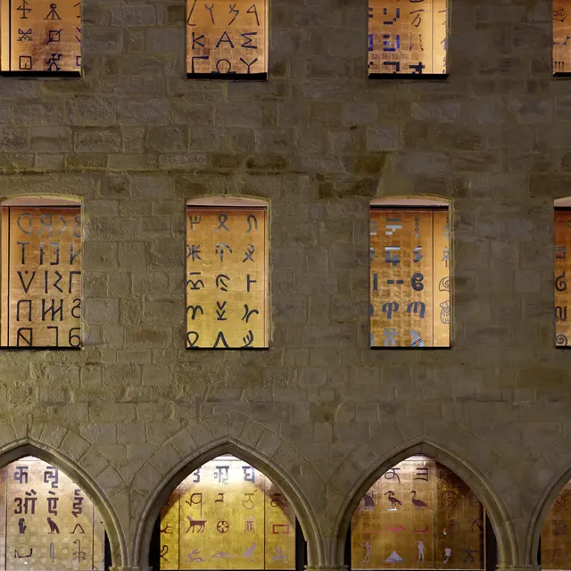 Détail façade Musée Champollion- Les Écritures du Monde