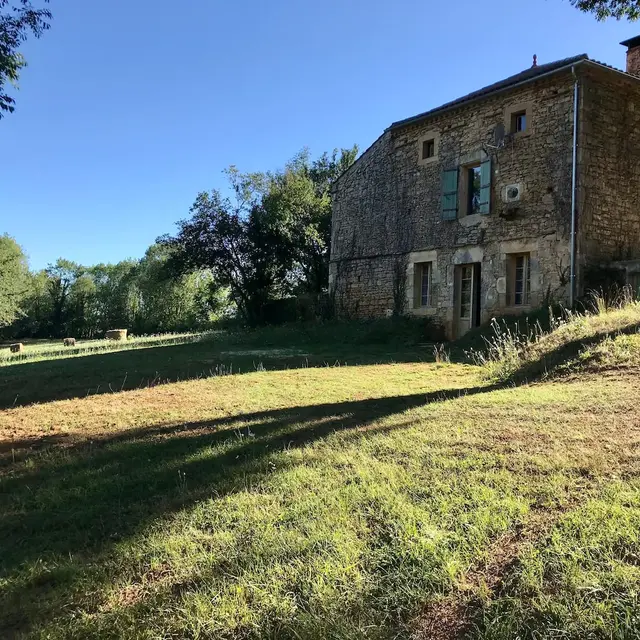Devant du gite, une table et des chaises seront à votre disposition.