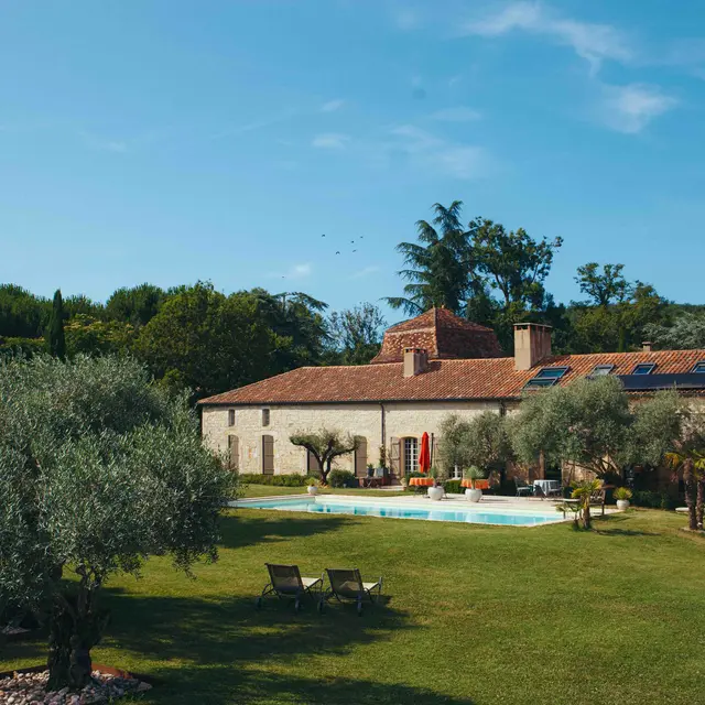 Piscine du domaine avec la maison d'hôtes