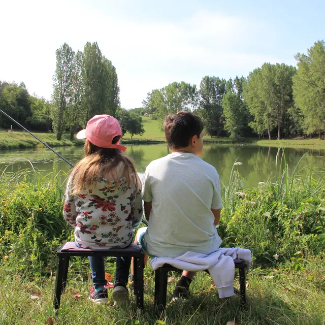 Enfants en atelier pêche nature à Laumel