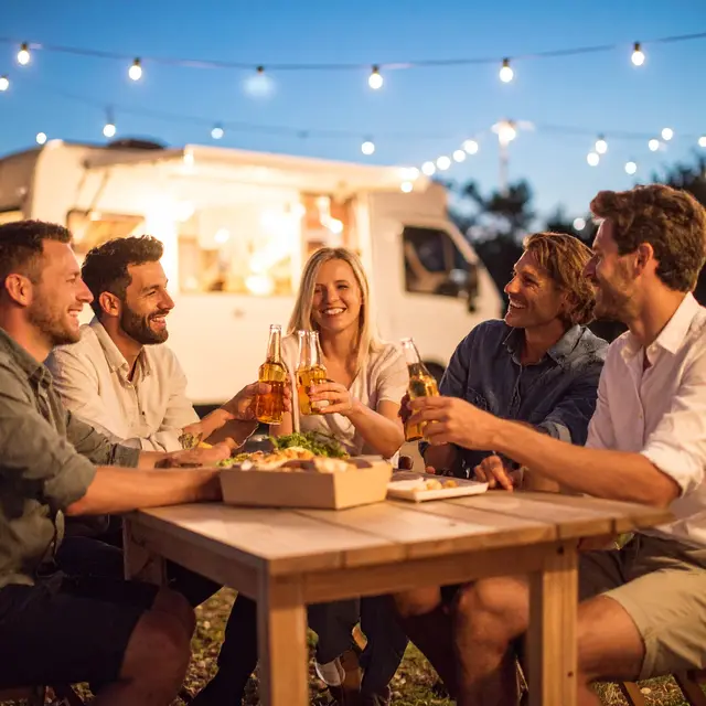 Firefly_photo, guinguette, food truck, 5 hommes et femmes, attablés, qui boivent et mangent,  404760