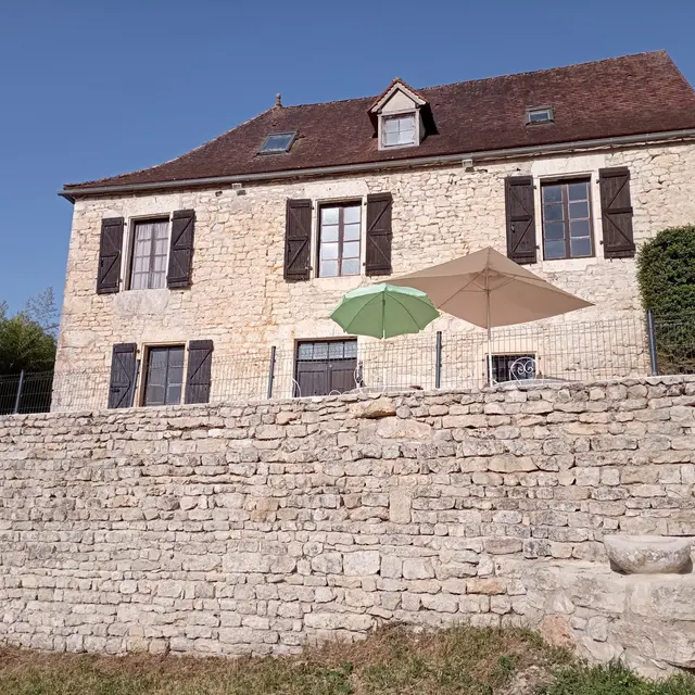 Maison en pierre de taille.