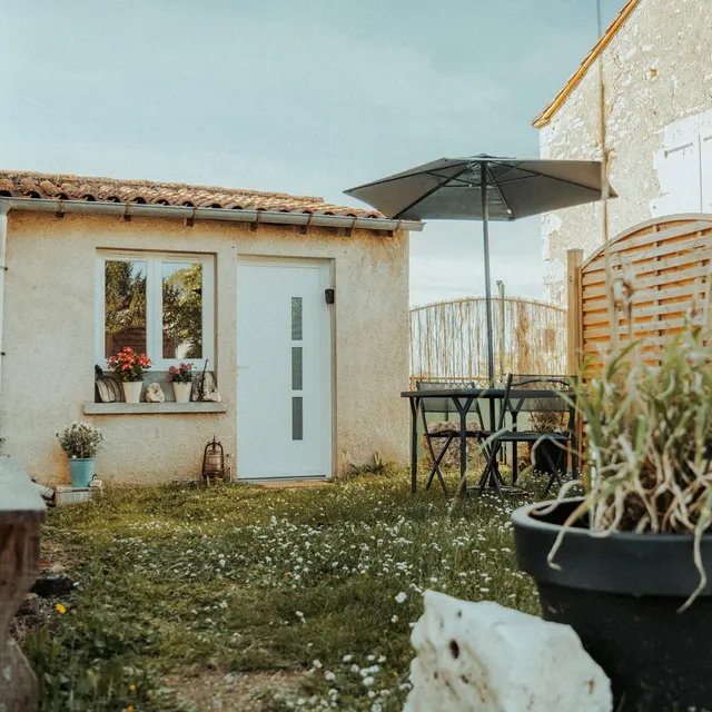 Entrée et jardin
