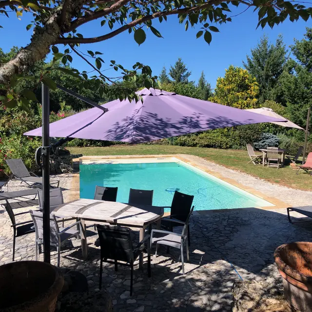 A l'arrière de la maison,la PISCINE CHAUFFÉE (accès par un portillon)
