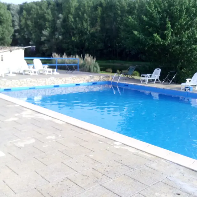 Piscine de 22x8 m avec solarium.