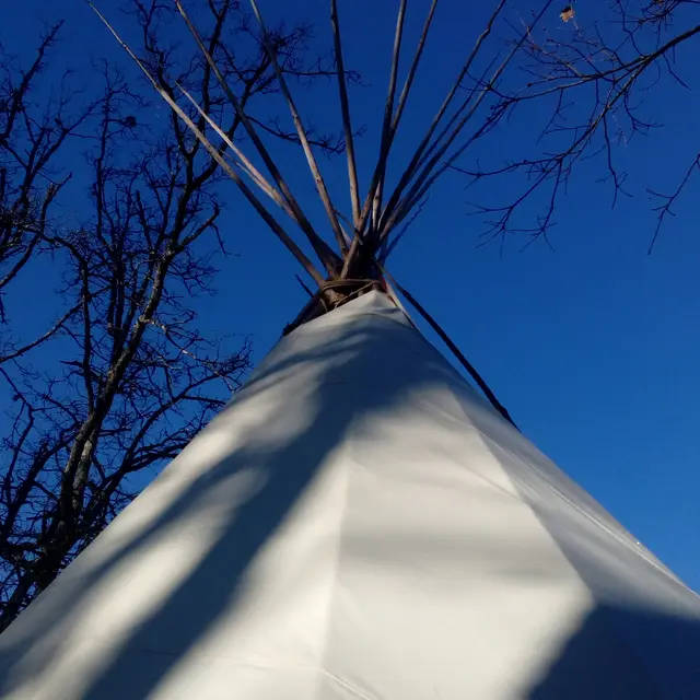 Tipi dans le bleu du ciel