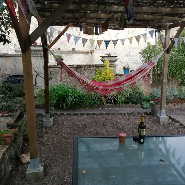 Sous la tonnelle.