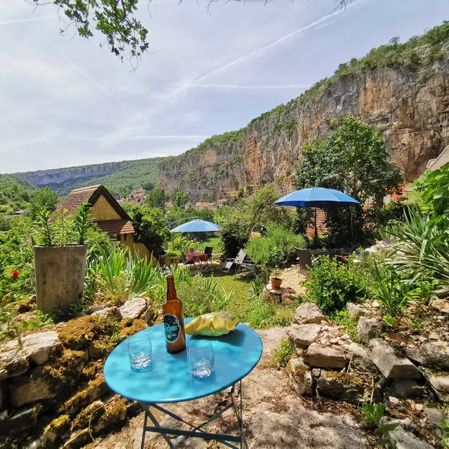 Petite terrasse privative en haut du jardin