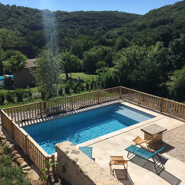 vue piscine et vallée du Lot depuis la maison