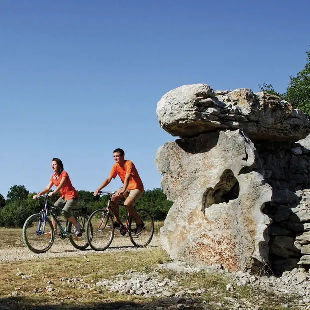 Issendolus :  Dolmen de la Pierre Levée