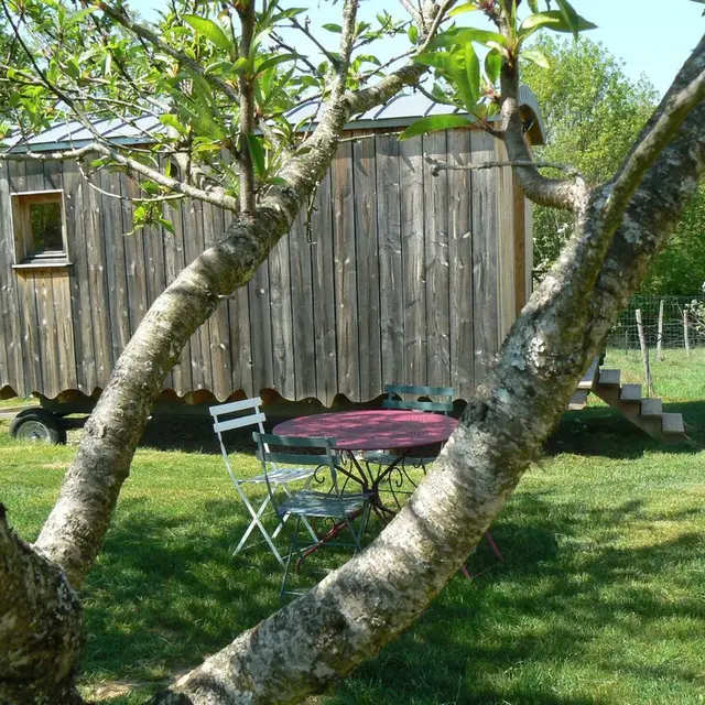 JardinDeBeyssin-PuyD'arnac_roulotte