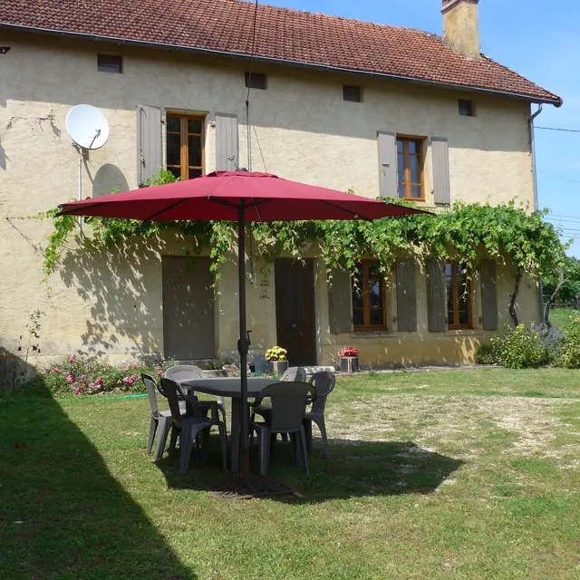 vue sur la maison + cour