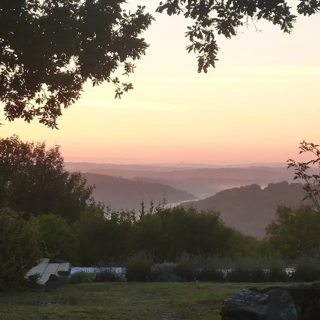 La vallée du Célé le matin, vue des Roches (au 1er plan - la piscine)