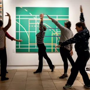 Mouvement libre avec Stéphanie Morier dans l’exposition Sportive Attitude, 2024 ©Alexis Mestre