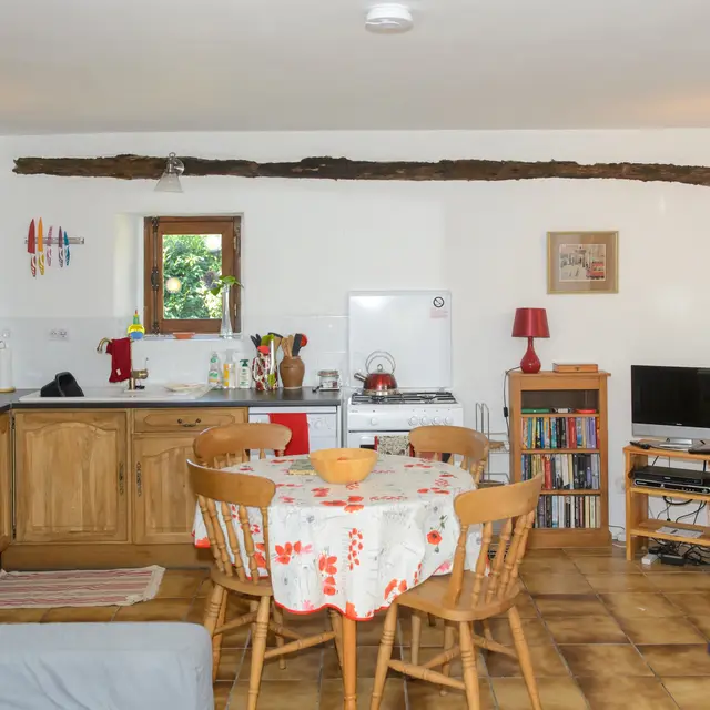 Cuisine et salle à manger de Poppy. Poppy's kitchen and dining area.