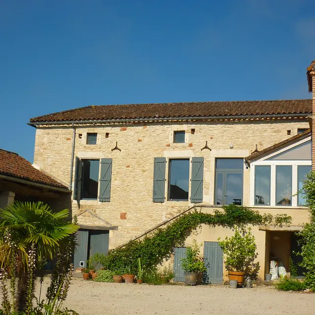Notre maison et son pigeonnier rouge