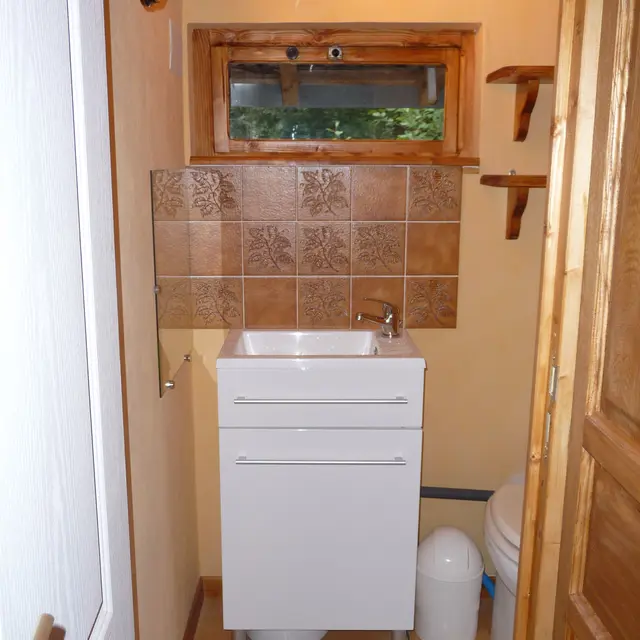 LAVABO WC (douche au bloc sanitaire commun )