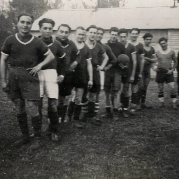 Jeunes pratiquant le football (années 1940)