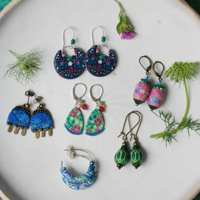 Bijoux colorés faits à la main