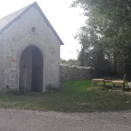 Abri dans la chapelle à Cras