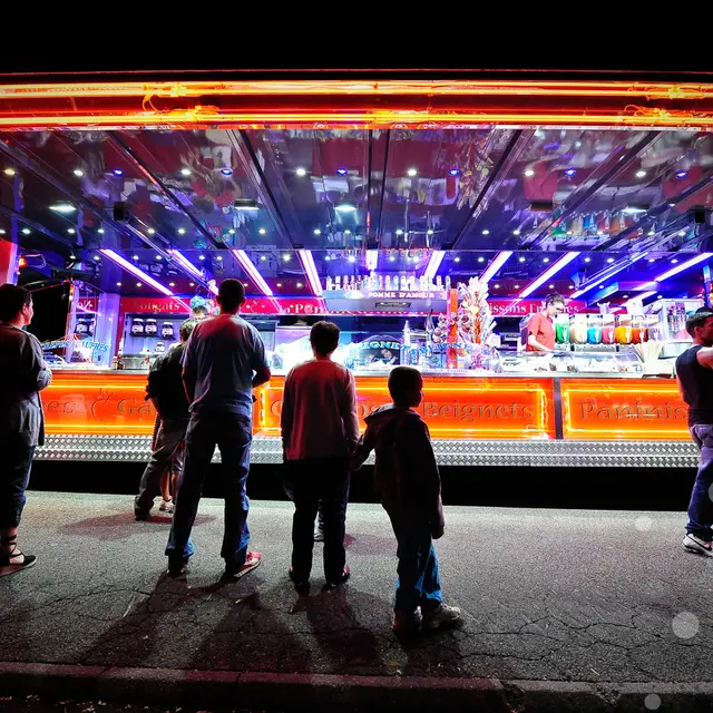Stand_de_fete_foraine_de_nuit-Cochise_Ory-379-1200px