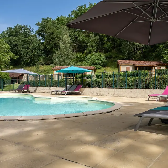 Piscine et chaises longues