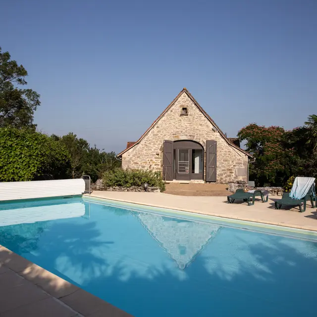 Vue piscine et maison