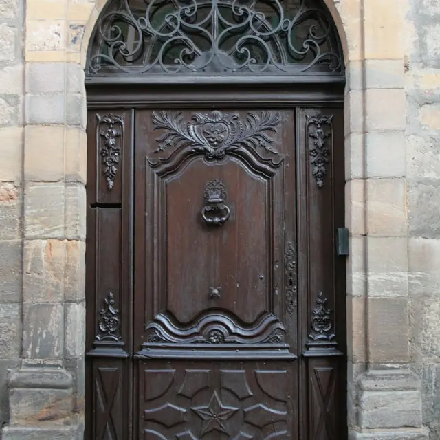 En poussant les portes