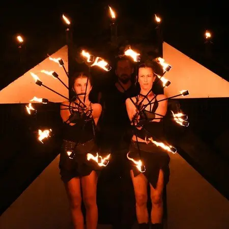 cirque-effiloche-spectacle-de-feu-et-deambulations