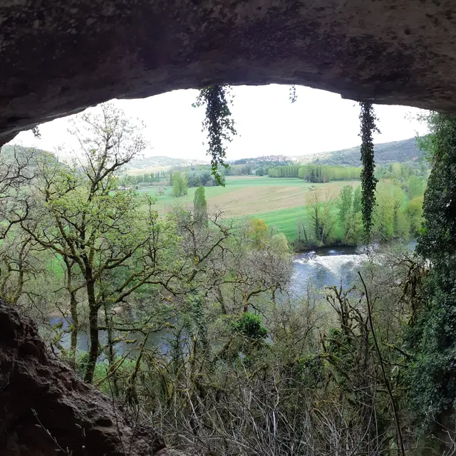 dans-les-falaises-de-cenevieres-une-grotte-du-causse-souvre-sur-la-vallee-du-lot-t-pelis-scaled