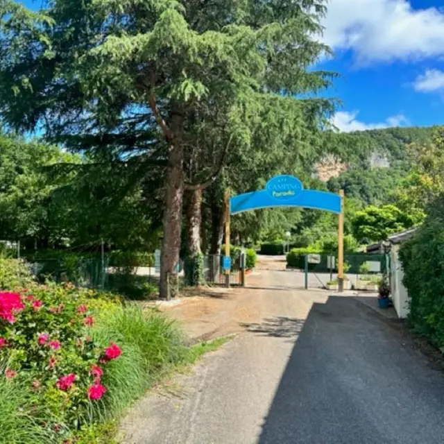 entrée  camping paradis de la plage saint cirq lapopie