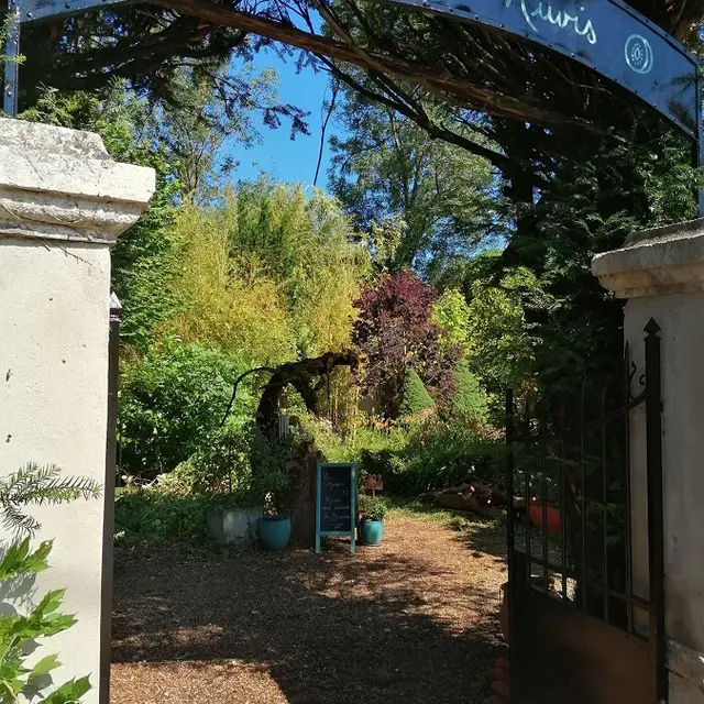 La maison ô kiwis-St Denis-les-Martel-L'entrée par le portail du jardin.