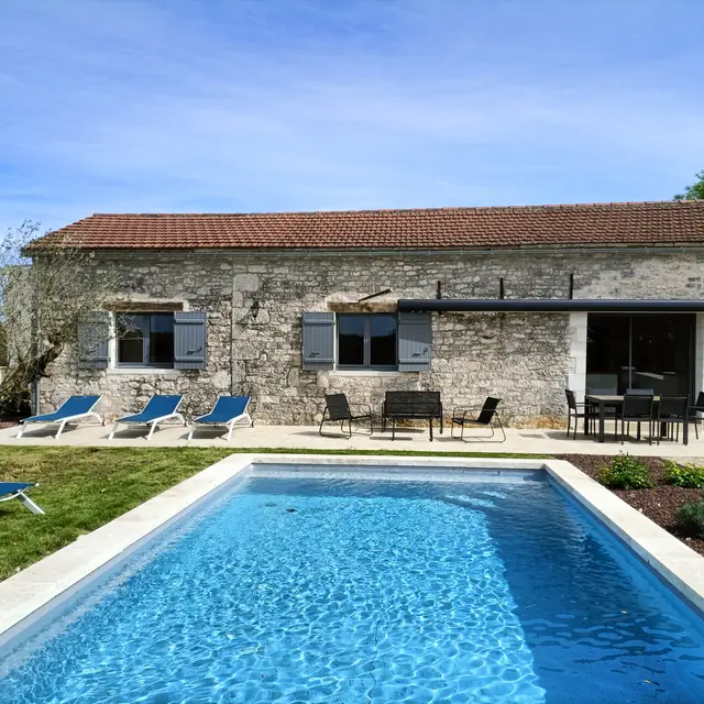 Façade avec piscine La pEtite Eos