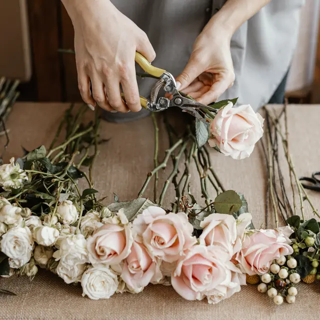 fleuriste-faisant-un-beau-bouquet-floral