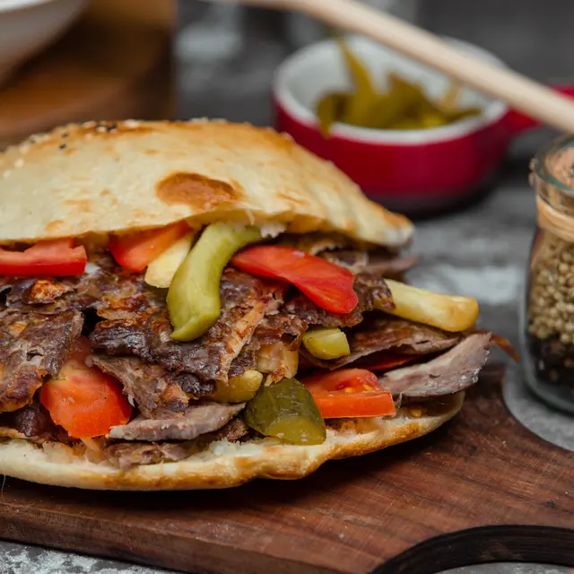 hamburger-a-la-viande-de-kebab-tomate-et-concombre