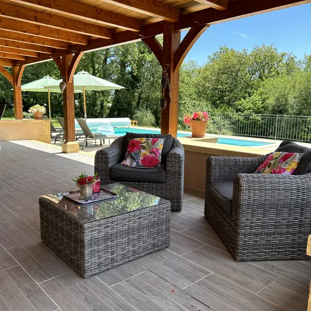Terrasse - vue arrière de la piscine