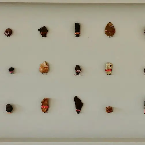 Supers Cailloux - Installation sonore, 2022, 110X55X5cm, lecteur vidéo, collecti