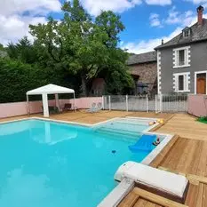 Maison extérieur avec piscine