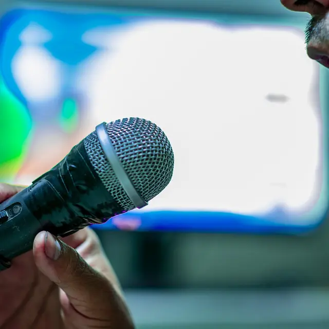 microphone-4547638_1280