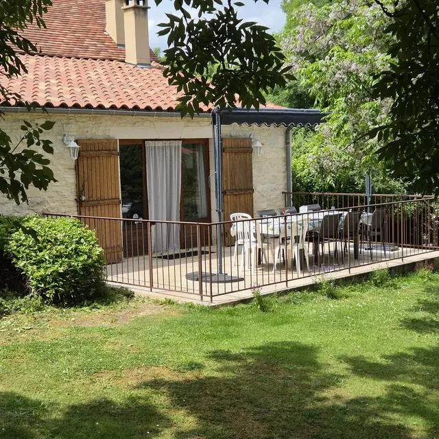 Entrée indépendante et terrasse du gîte