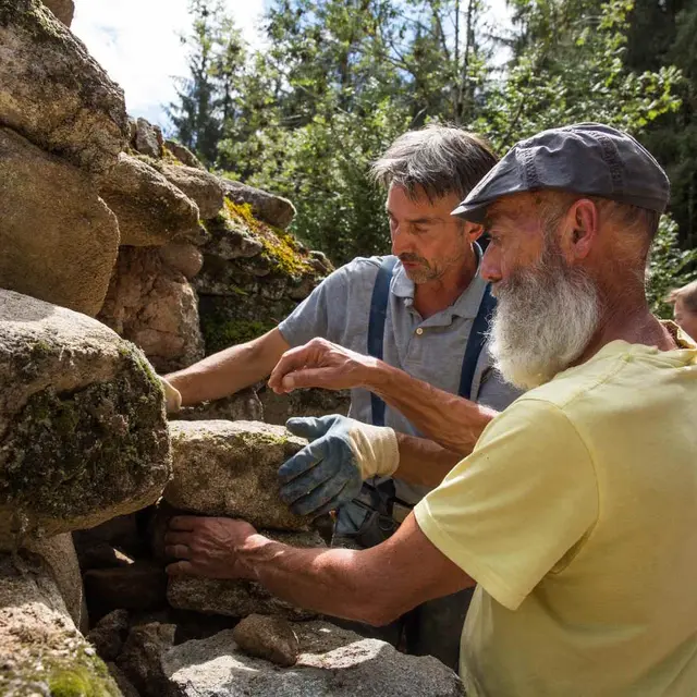 Construction de mur de pierres séches