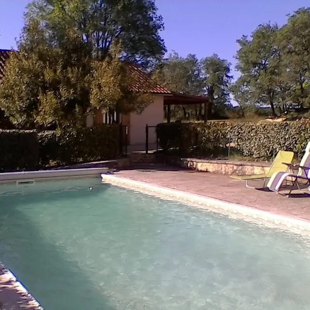 Piscine vue sur appentis